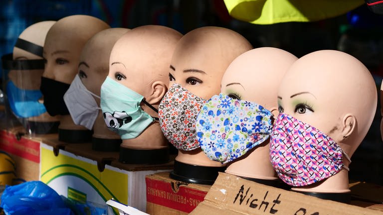 Genähte Masken aus Stoff gegen das neuartige Coronavirus werden auf einem Markt zum Kauf angeboten (Foto: picture-alliance / Reportdienste, picture alliance / Wolfram Steinberg)