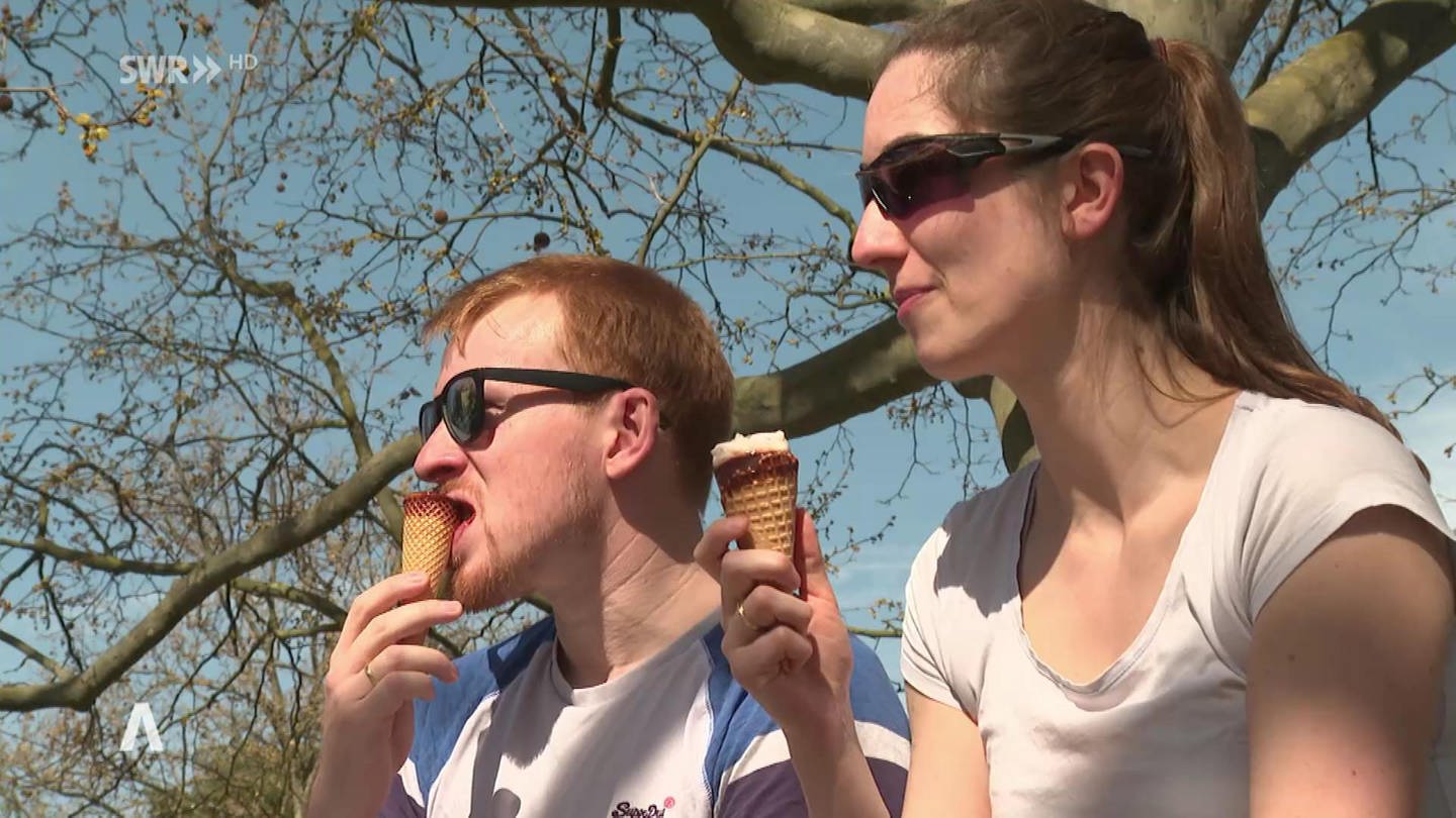 zwei Personen genießen den ersten Sommertag und essen Eis (Foto: SWR)
