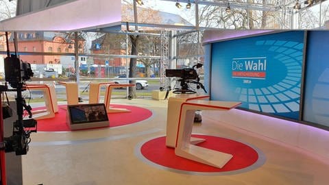 Das Wahlstudio des SWR vorm Landtag in Mainz