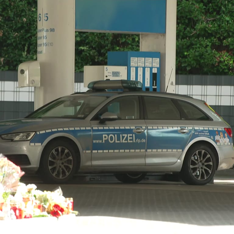 Polizeiauto vor Tankstelle
