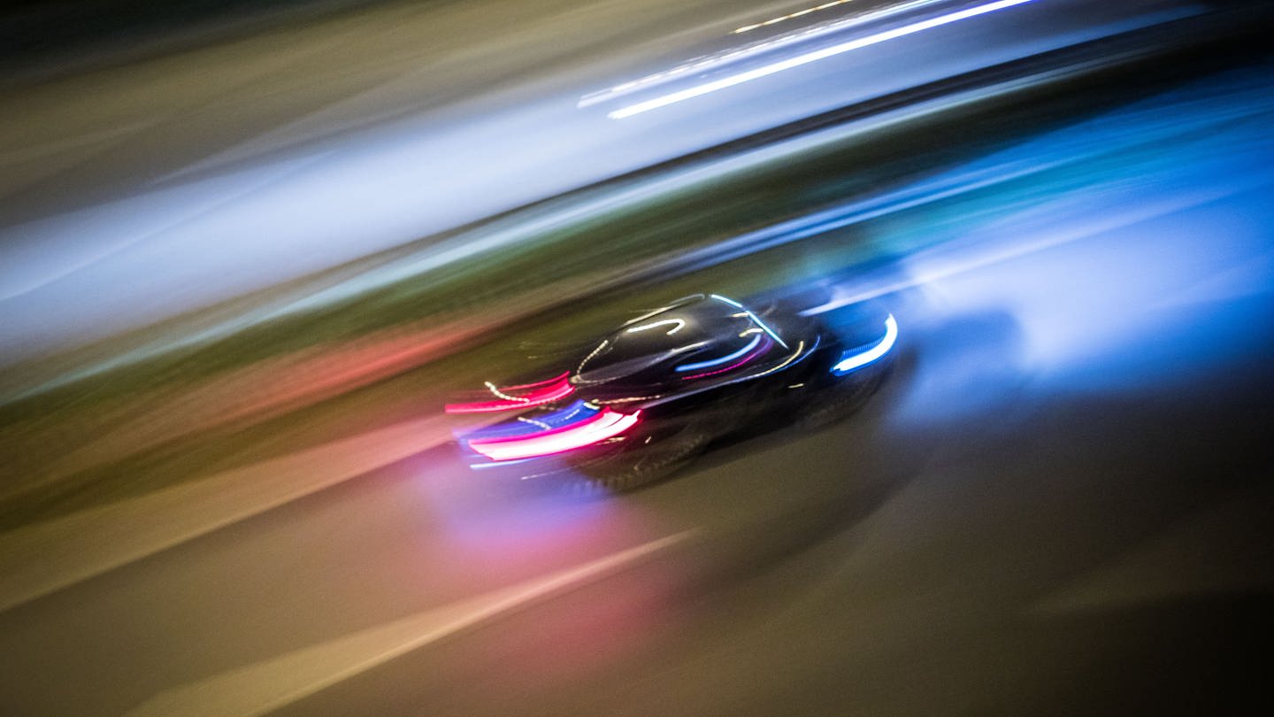 Ein Auto fährt in der Dunkelheit über eine Straße (Foto: dpa Bildfunk, picture alliance / Frank Rumpenhorst/dpa | Frank Rumpenhorst)