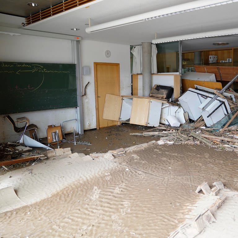Blick in ein zerstörtes Klassenzimmer des Peter-Joerres-Gymnasiums in Bad Neuenahr-Ahrweiler (Foto: picture-alliance / Reportdienste, picture alliance / Flashpic | Jens Krick)