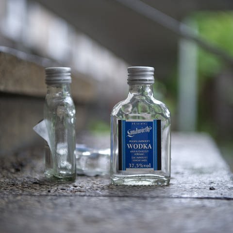 Wodka-Flaschen stehen auf einer Treppe
