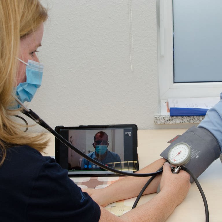 Eine MFA legt einer Patientin eine Blutdruck-Manschette an (Foto: SWR) (Foto: SWR)