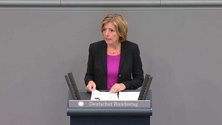Die rheinland-pfälzische Ministerpräsidentin Malu Dreyer (SPD) steht am Rednerpult im Bundestag. Sie hält eine Rede zur ersten Lesung des Gesetzes für die Fluthilfe nach dem Hochwasser. (Foto: SWR)