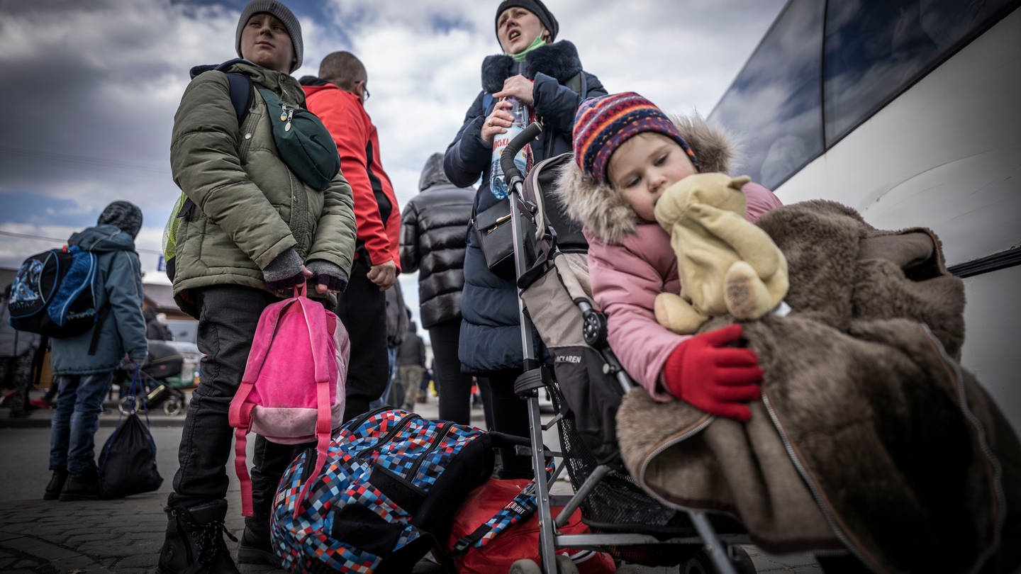 Menschen flüchten vor dem Krieg in der Ukraine (Foto: dpa Bildfunk, picture alliance/dpa | Michael Kappeler)