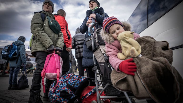 Menschen flüchten vor dem Krieg in der Ukraine