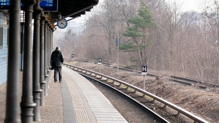 Ein Passant steht alleine an einem Bahnsteig der S-Bahn. Kein Zug im Anmarsch - in Rheinland-Pfalz, wo es beim Ausbau des ÖPNV noch viel zu tun gäbe, ein häufiges Bild. (Foto: picture-alliance / Reportdienste, dpa | Kay Nietfeld)