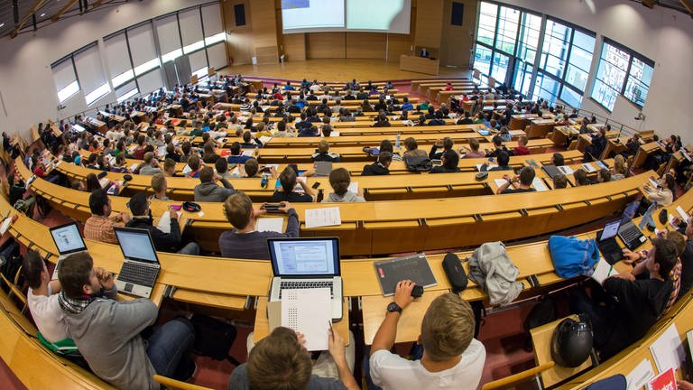 Studierende sitzen in einem Hörsaal (Foto: dpa Bildfunk, picture alliance/dpa/dpa-Zentralbild | Michael Reichel)