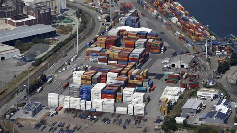 Germersheimer Hafen mit unzähligen Containern - ein Luftbild vom 24.07.2018 (Foto: IMAGO, Peter Sandbiller)
