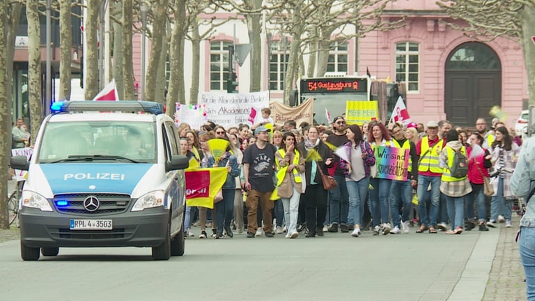 Demonstrierende Erzieherinnen und Erzieher in Mainz (Foto: SWR)