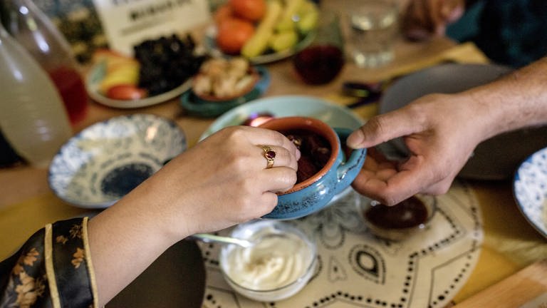 Beim Fastenbrechen zum Ende des Ramadan stehen viele Köstlichkeiten auf dem Tisch (Foto: dpa Bildfunk, Picture Alliance)