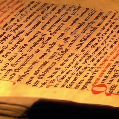 Buchseite mit mittelalterlicher Handschrift (Foto: SWR)