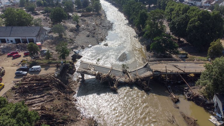 Durch die Flutkatastrophe zerstörte Ahr-Brücke (Foto: dpa Bildfunk, Picture Alliance)