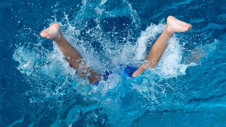 Ein Kind springt in einem Freibad ins Wasser. In der Region Trier öffnen in den kommenden Tagen viele Schwimmbäder ihre Türen.  (Foto: dpa Bildfunk, picture alliance/dpa | Sven Hoppe)