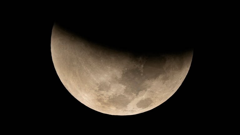 Mondfinsternis am Nachthimmel (Foto: dpa Bildfunk, picture alliance/dpa/AP | Eraldo Peres)