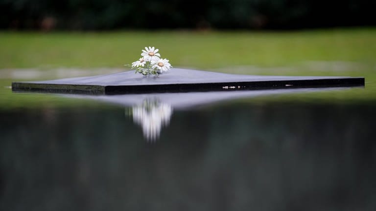 Zum Gedenken der Opfer des Nationalsozialismus wurden Blumen niedergelegt.  (Foto: dpa Bildfunk, Picture Alliance)