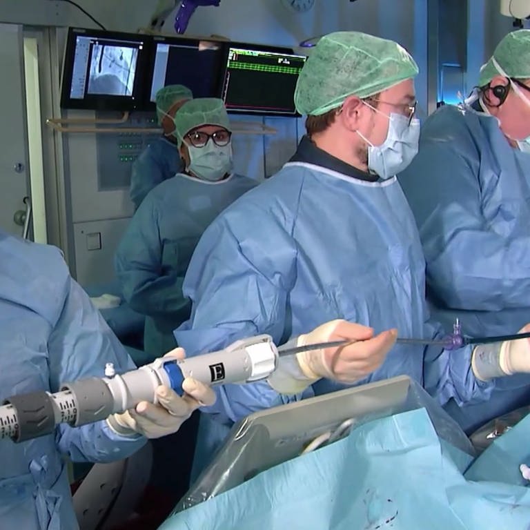 Arzthelferinnen und Arzthelfer während einer Operation (Foto: SWR)