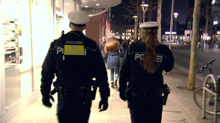 Polizisten partoullieren in der Mainzer Innenstadt (Foto: SWR)