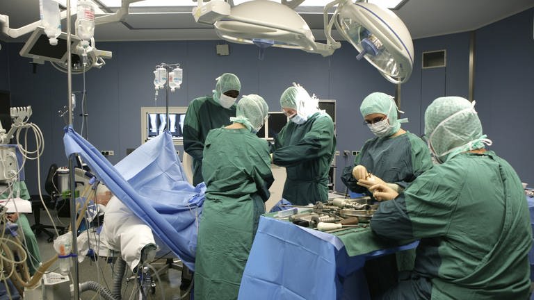 Ärzte im Operationssaal (Foto: dpa Bildfunk, Picture Alliance)