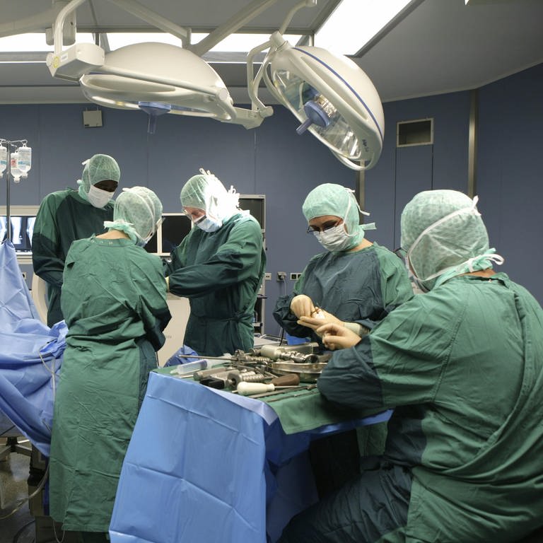 Ärzte im Operationssaal (Foto: dpa Bildfunk, Picture Alliance)