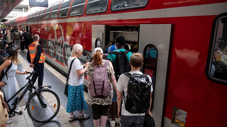 Volle Züge auch am langen Wochenende nach Fronleichnam 2022? Der Ansturm auf die Bahnen durch das 9-Euro-Ticket hält weiter an. 