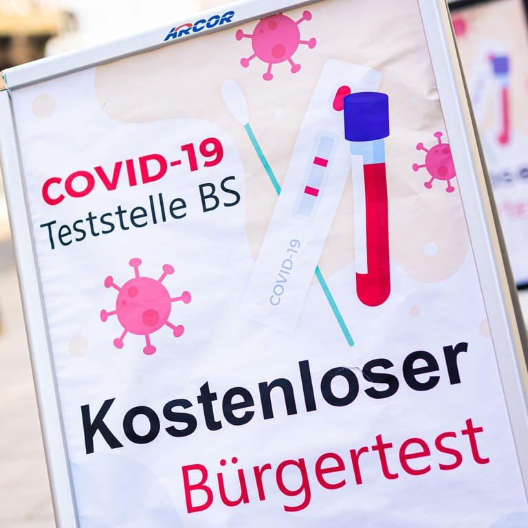 Ein kostenloser Bürgertest auf das Coronavirus wird auf einem Aufsteller beworben.  (Foto: dpa Bildfunk, picture alliance/dpa | Moritz Frankenberg)