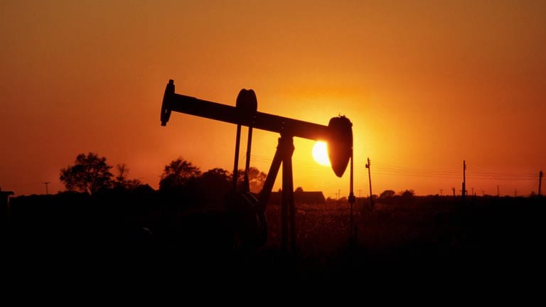 Die Silhouette einer Ölpumpe in den USA.  (Foto: IMAGO, IMAGO / McPHOTO)