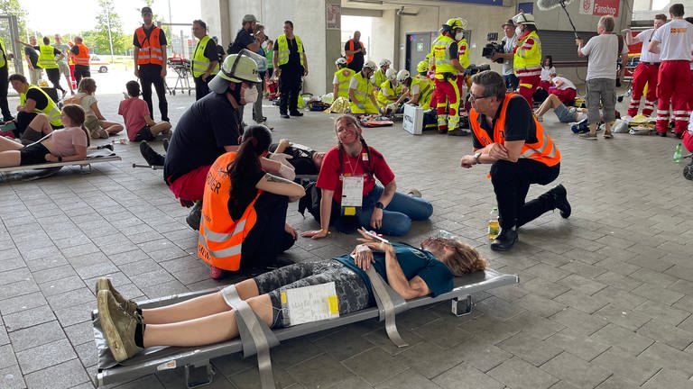 Statist auf einer Kranken-Trage, der bei einer Rettungs-Übung einen Verletzten darstellt (Foto: SWR, Alexander Dietz)