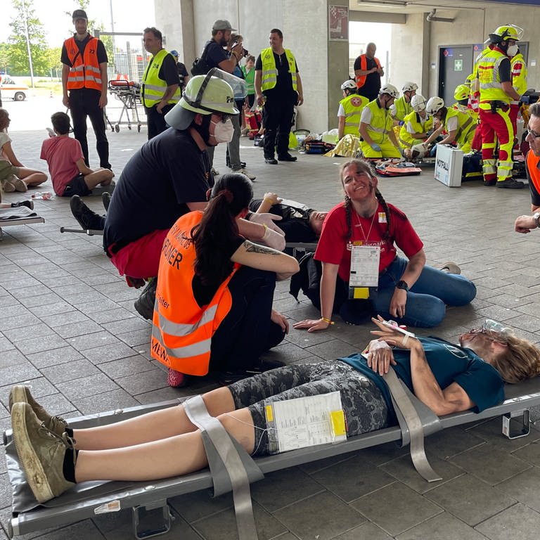 Statist auf einer Kranken-Trage, der bei einer Rettungs-Übung einen Verletzten darstellt (Foto: SWR, Alexander Dietz)