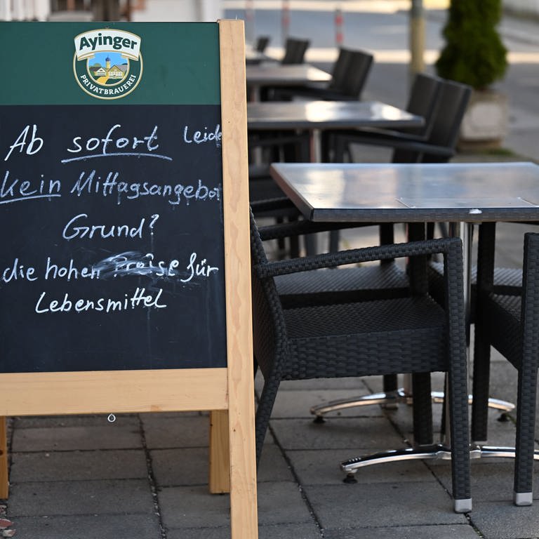 "Kein Mittagsangebot - Grund? - die hohen Preise für Lebensmittel", das steht auf einem Aufsteller vor einem Restaurant (Foto: dpa Bildfunk, picture alliance/dpa | Angelika Warmuth)