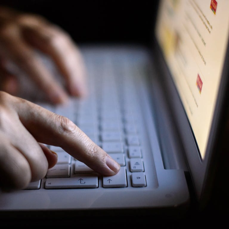 Ein Laptop und Hände die auf der Tastatur tippen (Foto: dpa Bildfunk, picture alliance / empics | Dominic Lipinski)