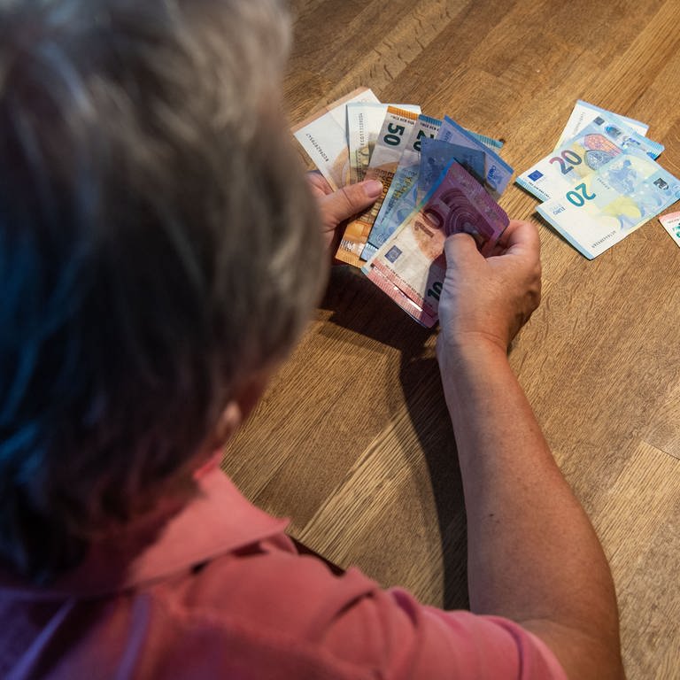 Seniorinnen und Senioren dürfen sich freuen: Die Rentenanpassung fällt dieses Jahr so stark aus wie schon lange nicht mehr. Die Renten steigen im Westen um 5,35 Prozent, im Osten um 6,12 Prozent.  (Foto: picture-alliance / Reportdienste, picture alliance/dpa | Lino Mirgeler)