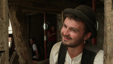 Der junge Zimmermann Max ist in RLP auf Walz im Ahrtal. Dort hilft er, ein Fachwerkhaus in Stand zu setzen. (Foto: SWR)