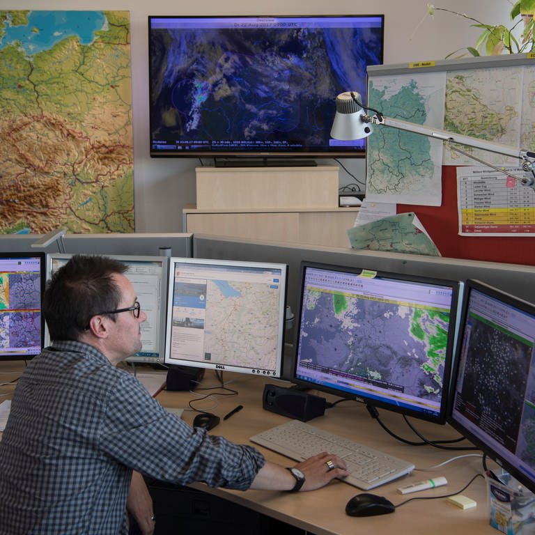 Das aktuelle Wetter in Deutschland behalten Mitarbeiter des Deutschen Wetterdienstes in Offenbach mit Hilfe von Monitoren im Blick. 