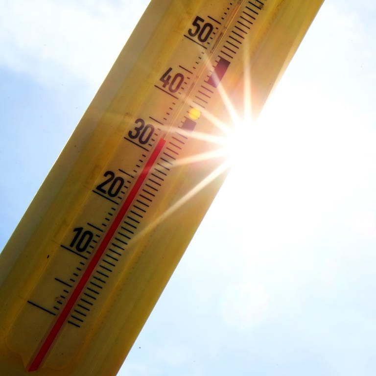 Ein Thermometer zeigt über 30 Grad Celsius an. (Foto: picture-alliance / Reportdienste, Picture Alliance)