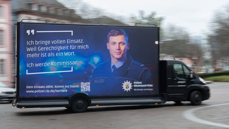 Der Polizeiberuf ist in Rheinland-Pfalz weiterhin gefragt - auch wenn Polizeibeamte im Einsatz immer wieder Angriffe und Pöbeleien erfahren.  (Foto: dpa Bildfunk, picture alliance/dpa | Sebastian Gollnow)