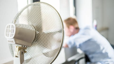 Ein Ventilator steht in einem Büro.  (Foto: dpa Bildfunk, picture alliance/dpa | Wolfram Kastl)