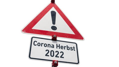 Schild mit der Aufschrift "Corona Herbst 2022" (Foto: picture-alliance / Reportdienste, picture alliance / SULUPRESS.DE | Torsten Sukrow/SULUPRESS.DE)