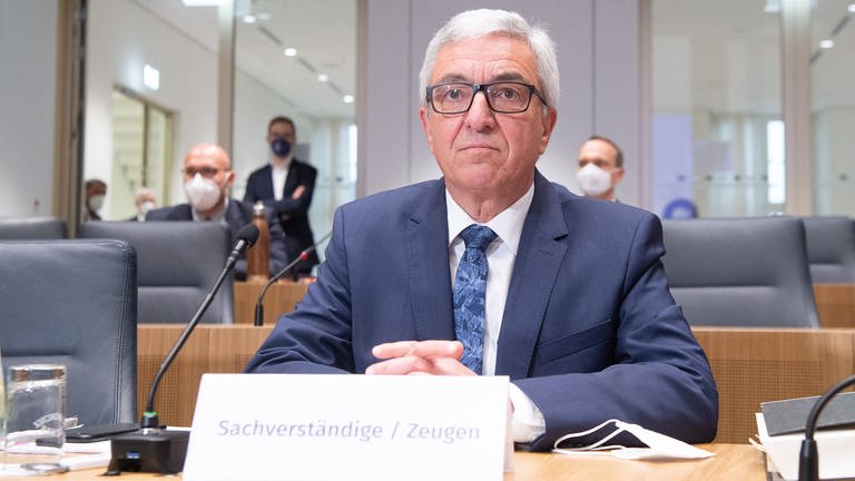 Roger Lewentz, Innenminister von Rheinland-Pfalz, sitzt im Untersuchungsausschuss des Landtags von Rheinland-Pfalz zur Flutkatastrophe im Ahrtal an seinem Platz. Er soll ein zweites Mal geladen werden.