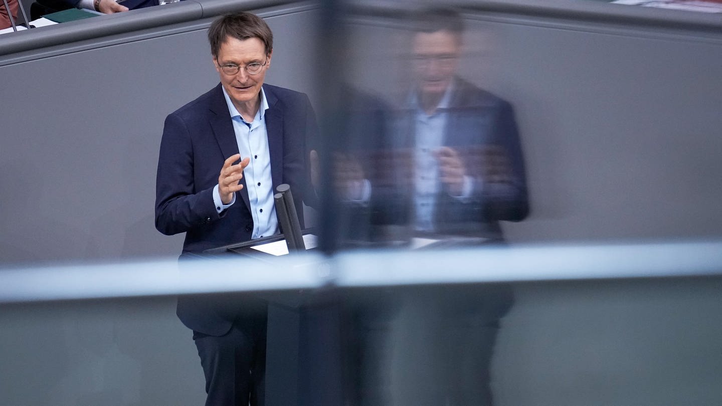 Bundesgesundheitsminister Karl Lauterbach (SPD) hält eine Rede im Bundestag. (Foto: picture-alliance / Reportdienste, picture alliance / Flashpic | Jens Krick)