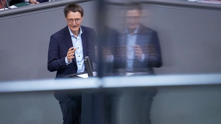 Bundesgesundheitsminister Karl Lauterbach (SPD) hält eine Rede im Bundestag. (Foto: picture-alliance / Reportdienste, picture alliance / Flashpic | Jens Krick)