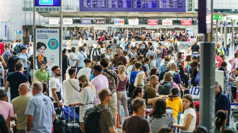 Zahllose Reisende warten dicht gedrängt im Terminal 2 des Frankfurter Flughafens am Check-In. (Foto: dpa Bildfunk, picture alliance/dpa | Frank Rumpenhorst)