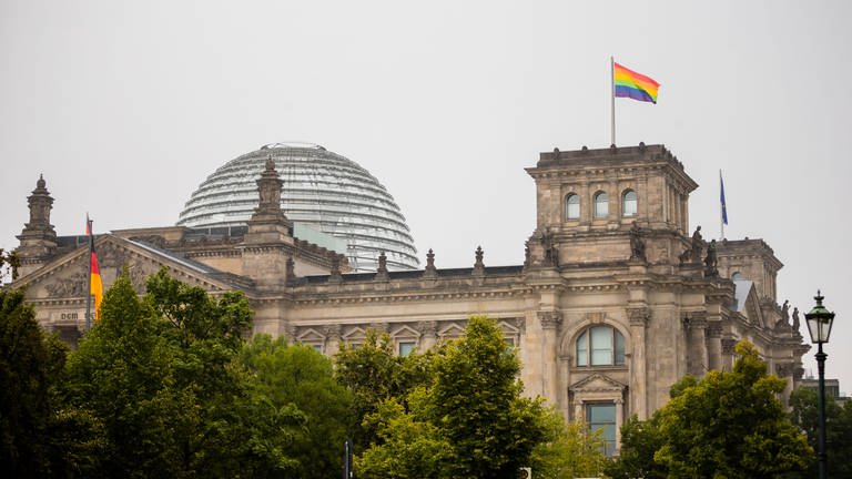 Die Regenbogenfahne weht anlässlich des Berliner Christopher Street Day (CSD) erstmals auf dem Reichstagsgebäude. (Foto: picture-alliance / Reportdienste, picture alliance/dpa | Christoph Soeder)