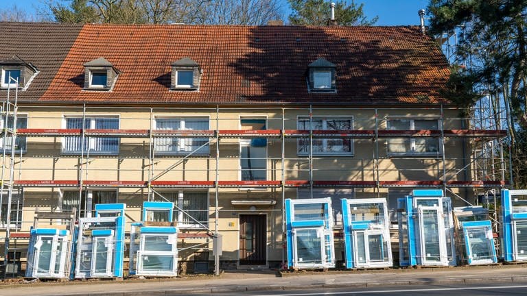 Energetische Sanierung von Wohnhäusern, älteres Mehrfamilienhaus bekommt neue Fenster. (Foto: dpa Bildfunk, Picture Alliance)