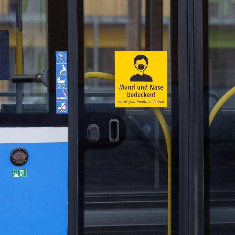 Die Maskenpflicht in Bus und Bahn bleibt weiter bestehen in Rheinland-Pflaz. Zunächst bis zum 20. August 2022. (Foto: picture-alliance / Reportdienste, picture alliance/dpa | Sven Hoppe)