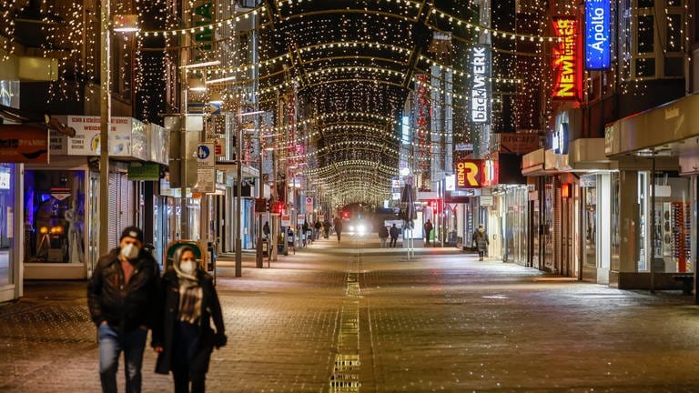 In Rheinland-Pfalz wird es in diesem Jahr solche funkelnde Weihnachtsbeleuchtung nicht geben. Die Städte müssen Energie sparen. (Foto: picture-alliance / Reportdienste, picture alliance / Rupert Oberhäuser | Rupert Oberhäuser)