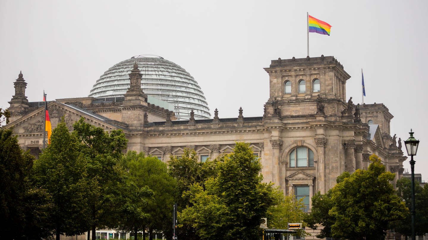 Die Regenbogenflagge auf dem Bundestag hat ein Debatte über die Zulässigkeit ausgelöst. (Foto: picture-alliance / Reportdienste, picture alliance/dpa | Christoph Soeder)