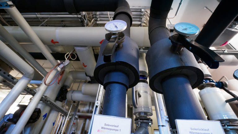 Eine Wärmepumpe in der Geothermie-Anlage eines Heizungsraums. (Foto: dpa Bildfunk, picture alliance/dpa | Soeren Stache)