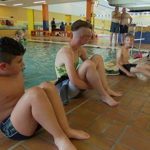 Ahrtal-Kinder lernen schwimmen